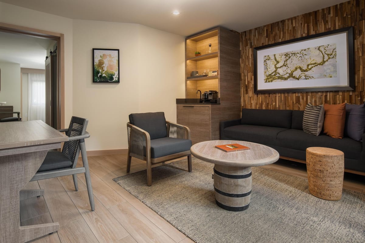 Televisión LCD, películas con cargo, estación para reproductor de MP3