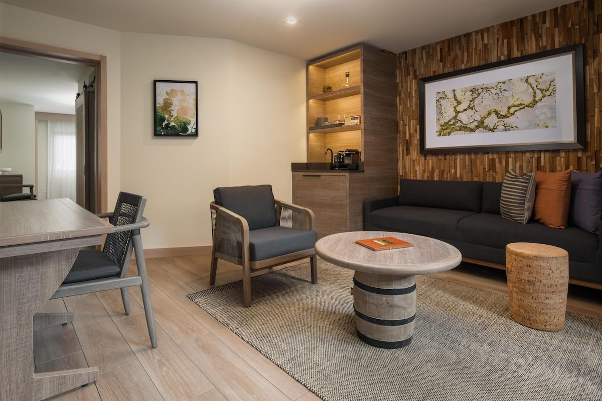 55-tums LCD-tv med kabelkanaler, tv och betalfilmer