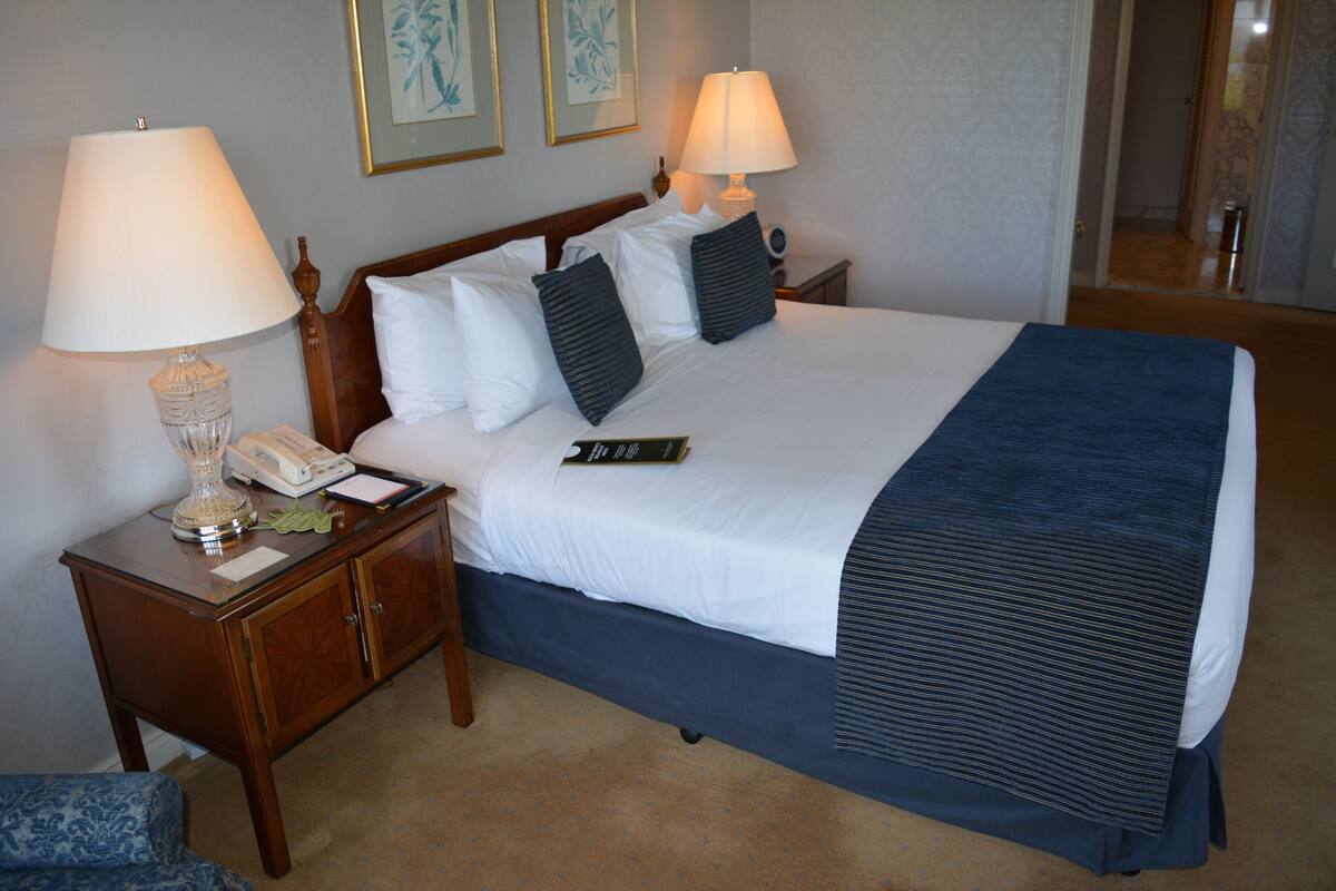 Premium bedding, in-room safe, desk, laptop workspace