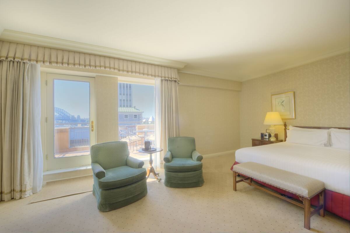 Premium bedding, in-room safe, desk, laptop workspace
