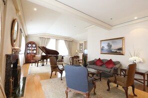 Televisión LCD y películas con cargo 