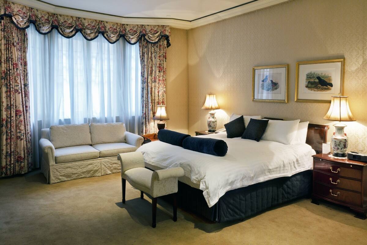 Premium bedding, in-room safe, desk, laptop workspace
