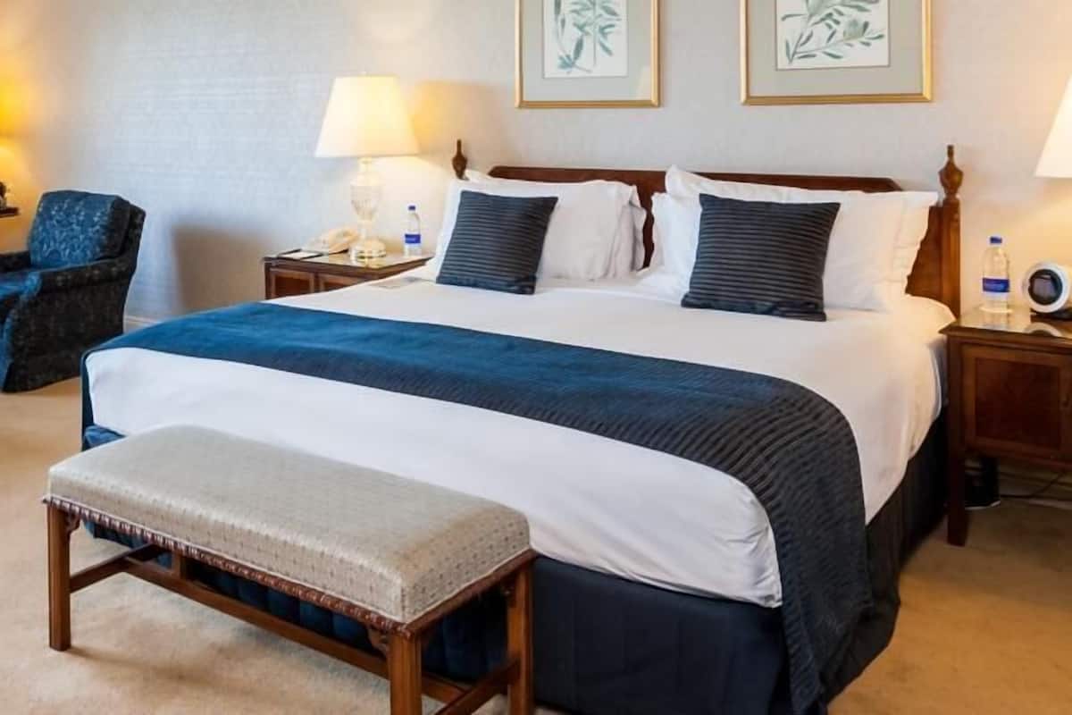 Premium bedding, in-room safe, desk, laptop workspace