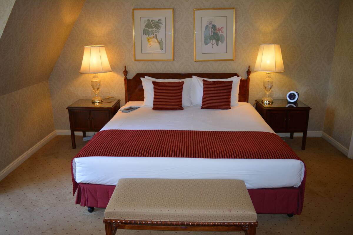 Premium bedding, in-room safe, desk, laptop workspace