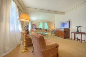 Ropa de cama de alta calidad y caja de seguridad en la habitación 