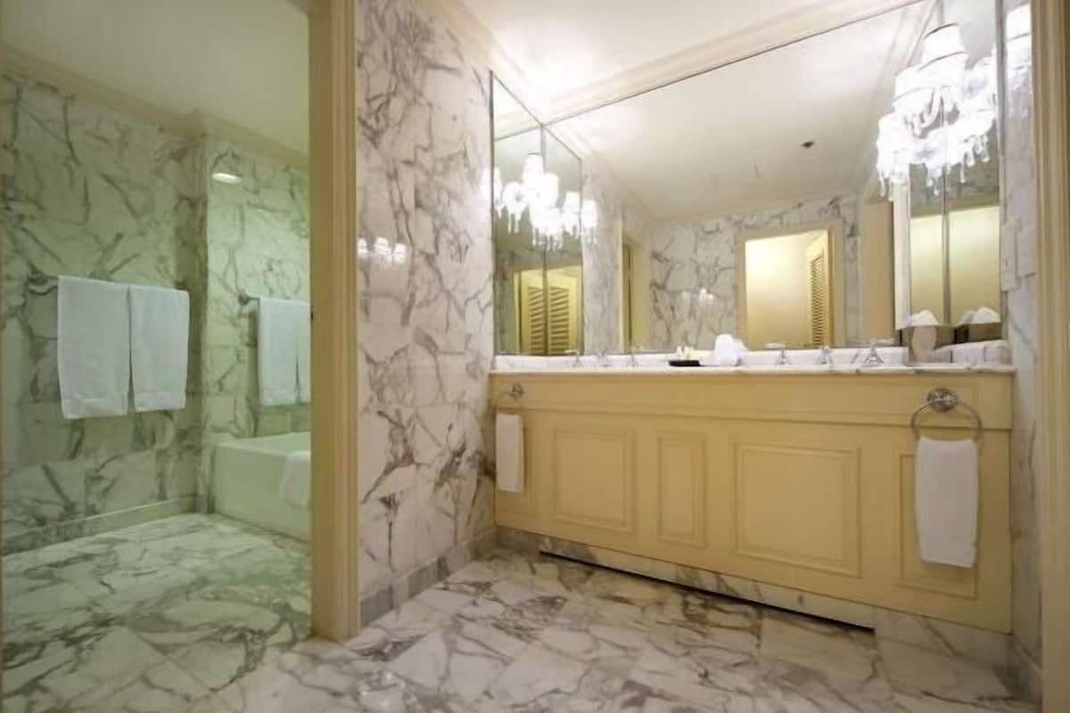 Badkamer | Een bad/douchecombinatie, gratis toiletartikelen, een haardroger