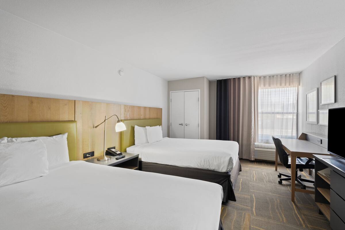 Chambre Standard, 2 grands lits | Bureau, fer et planche à repasser, lits bébé (gratuits), Wi-Fi gratuit