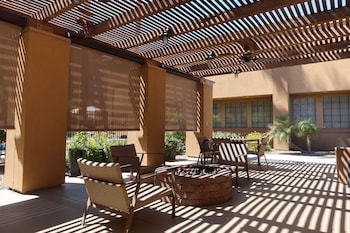 BBQ/picnic area at GreenTree Inn & Suites Phoenix Sky Harbor