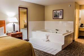 Desk, laptop workspace, iron/ironing board, free WiFi - Quality Inn Kinston Hwy 70 (Kinston)