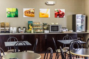 Café da manhã completo grátis todos os dias