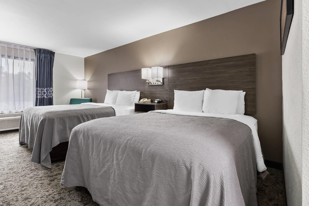 Habitación estándar, 2 camas Queen size, para no fumadores | Escritorio y espacio para trabajar con laptop