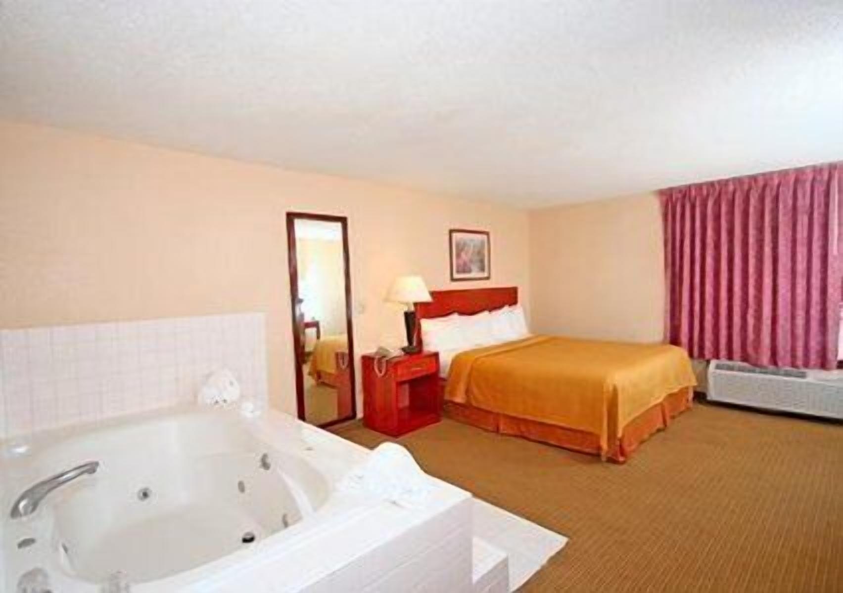 standard room, 1 king bed | deep-soaking bathtub