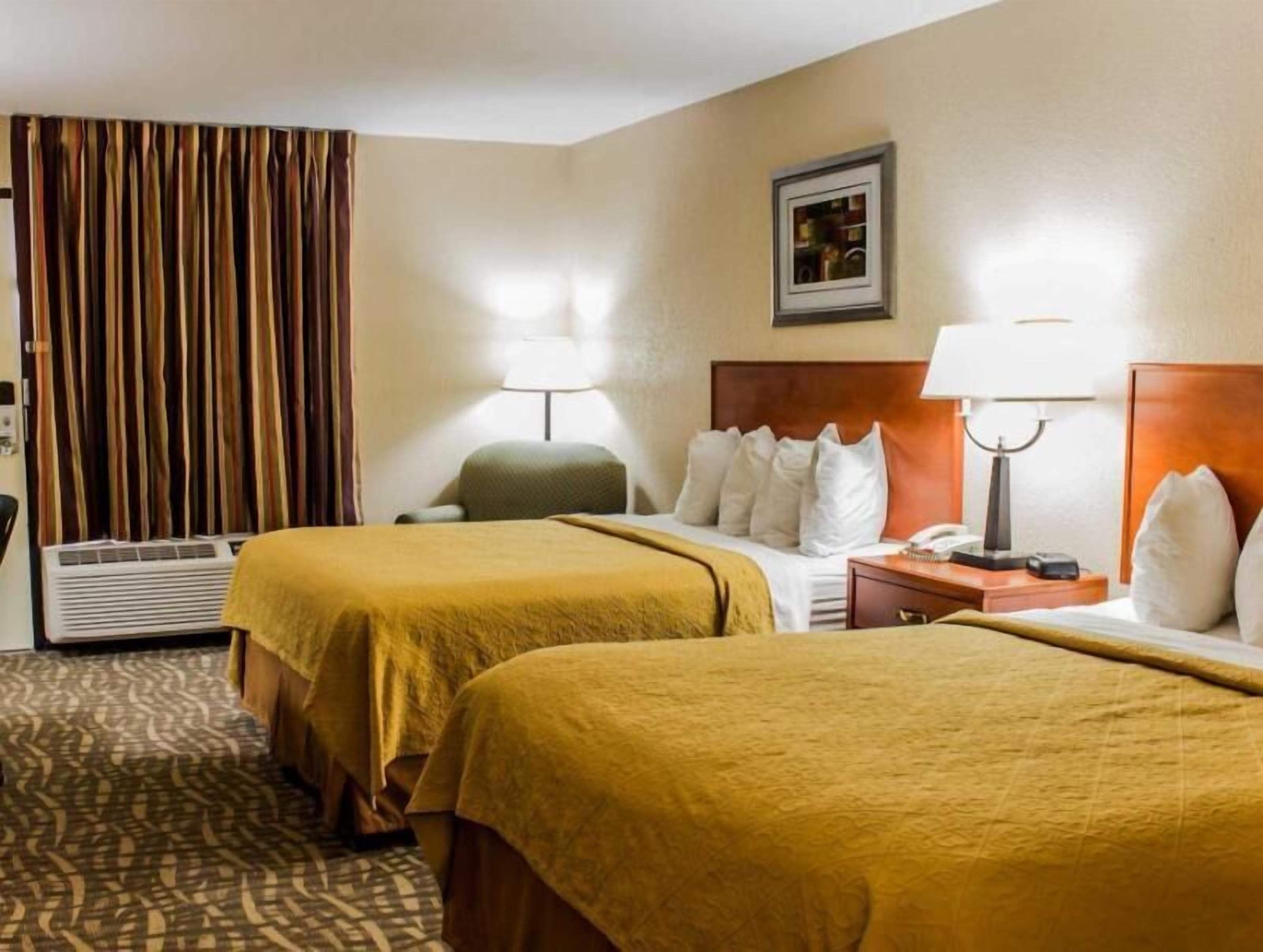 Desk, laptop workspace, iron/ironing board, free WiFi