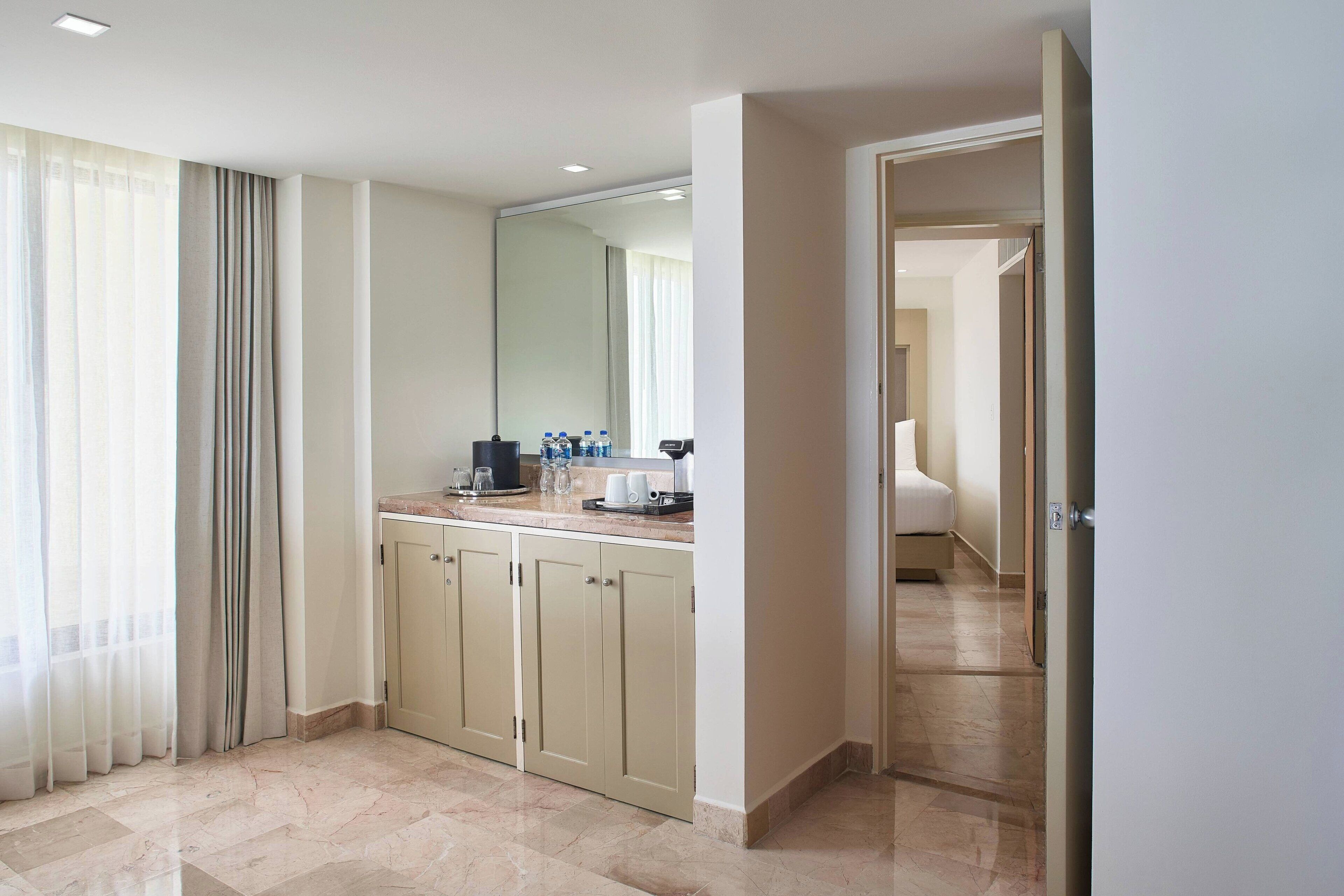 suite, 1 bedroom, non smoking | 1 bedroom, minibar, in-room safe, desk