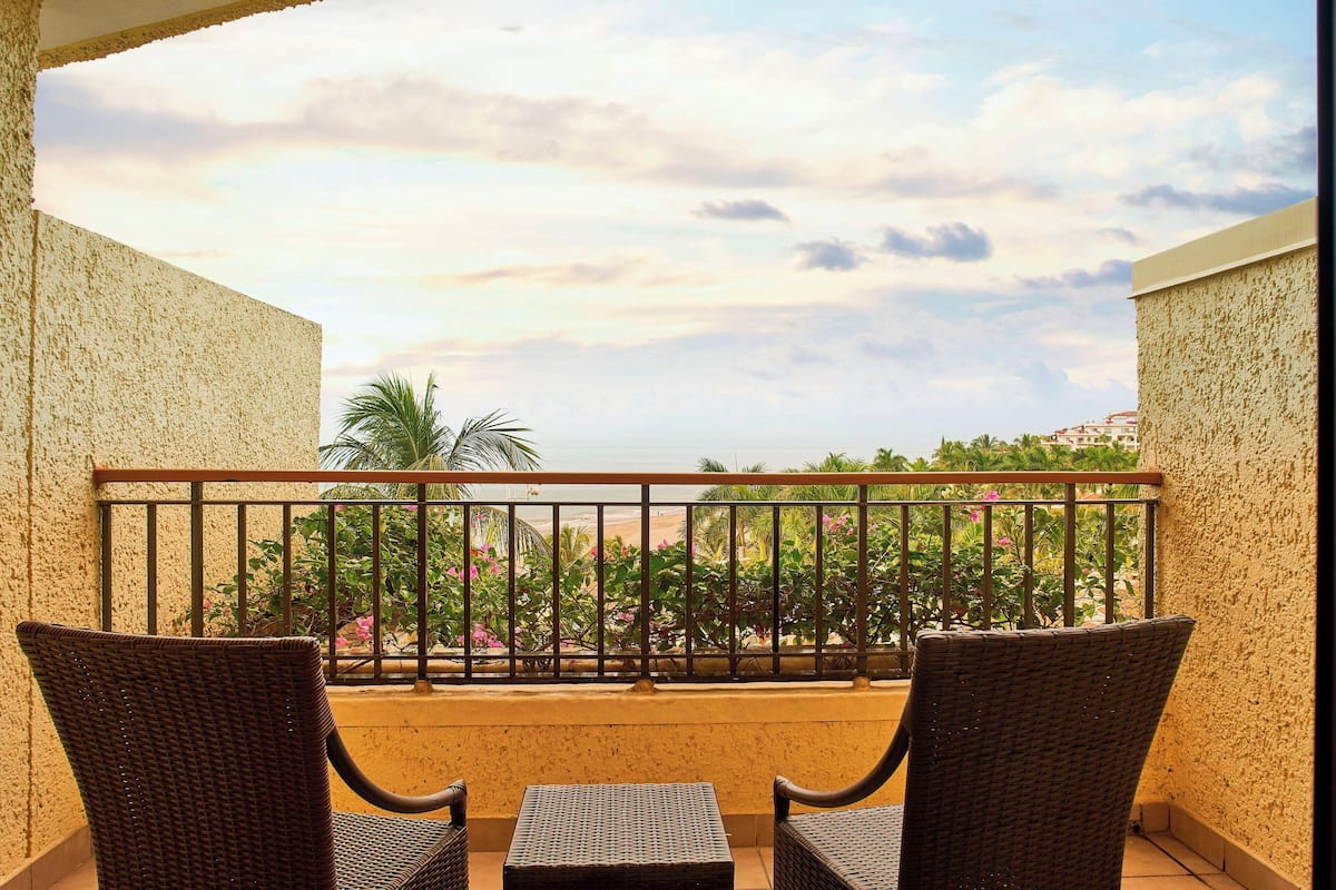 Habitación panorámica, 1 cama de matrimonio grande, no fumadores, vistas al mar | 1 dormitorio, minibar, caja fuerte y escritorio