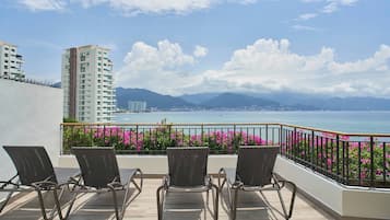 Suite presidencial, 1 habitación, terraza (Oceanfront) | Minibar, caja fuerte, escritorio y espacio para trabajar con un portátil