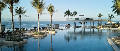 Piscine couverte, piscine extérieure, parasols de plage