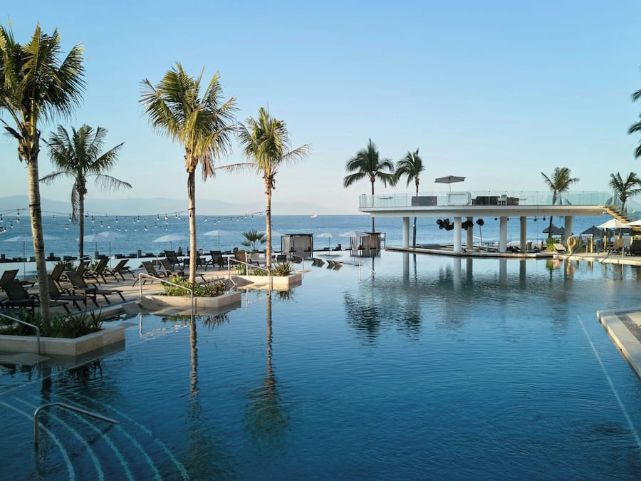 Piscine couverte, piscine extérieure, parasols de plage
