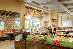 Bữa sáng buffet hàng ngày với phụ phí nhỏ