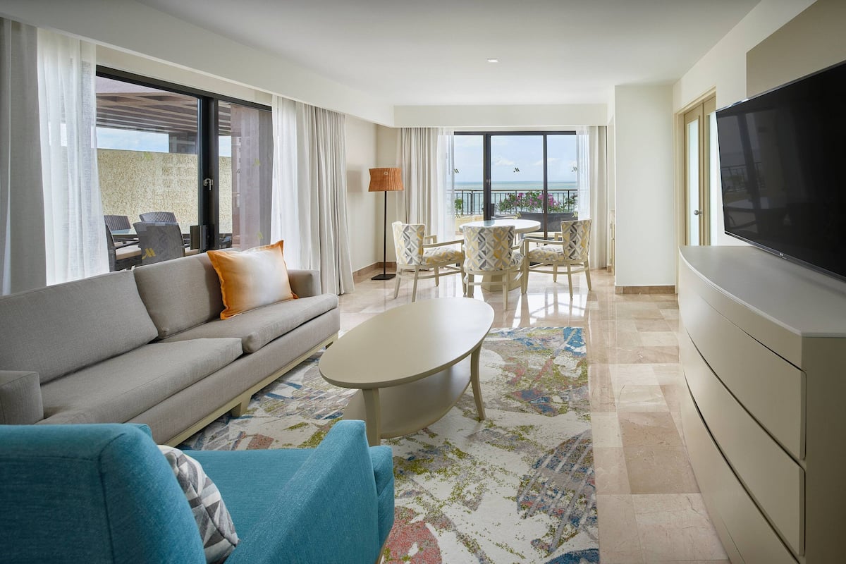 Suite, 1 Bedroom, Ocean View | Minibar, in-room safe, desk, laptop workspace