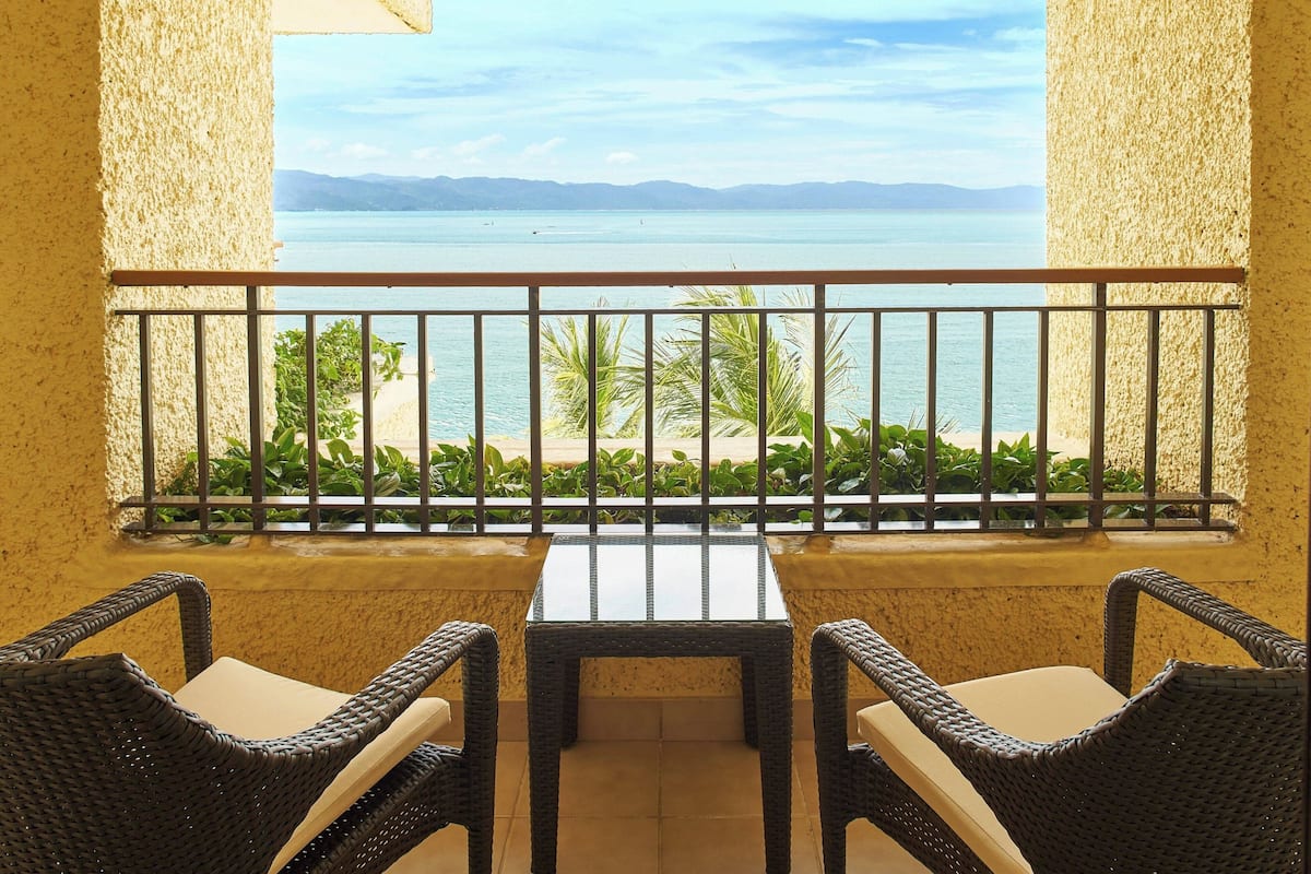 suite, 1 bedroom, non smoking | 1 bedroom, minibar, in-room safe, desk