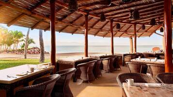 4 restaurantes, se sirven desayunos, comidas, cenas y cocina mexicana