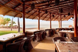 4 restaurants; breakfast, lunch and dinner served  - Marriott Puerto Vallarta Resort & Spa (Puerto Vallarta)