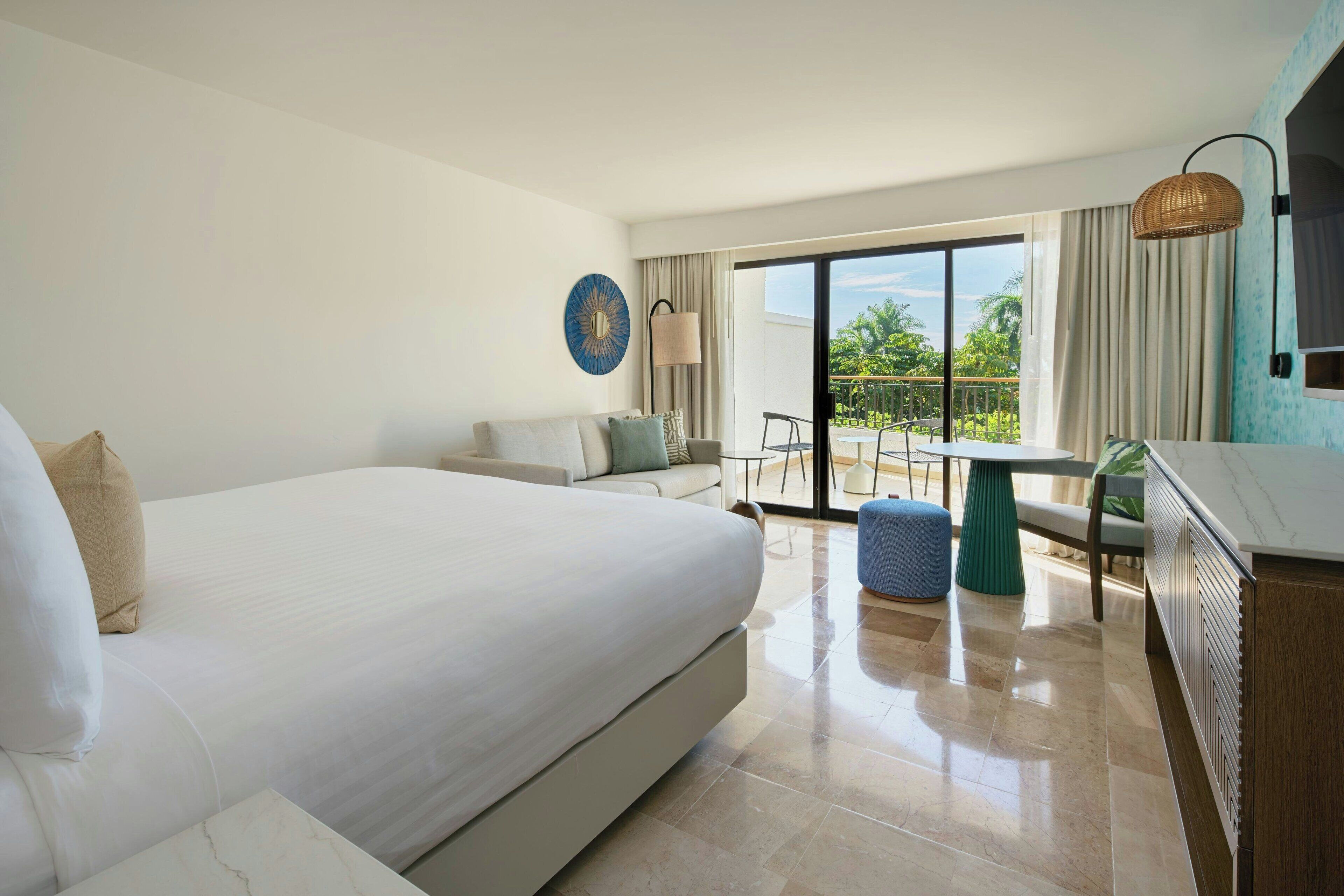 Chambre, 1 très grand lit et 1 canapé-lit, vue jardin | Minibar, coffres-forts dans les chambres, bureau
