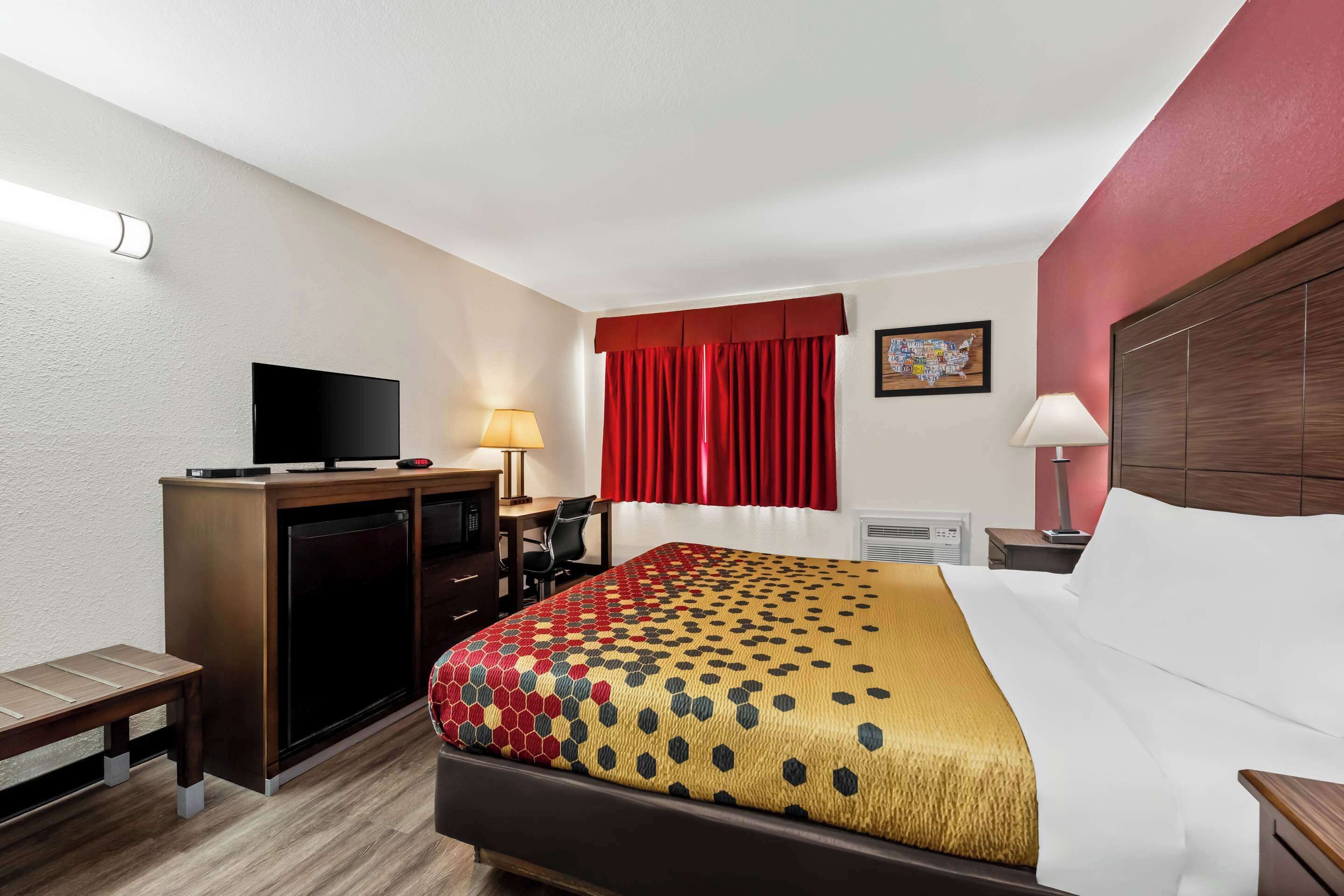 Standard Room, 1 King Bed, Non Smoking | Iron/ironing board, rollaway beds, free WiFi, bed sheets