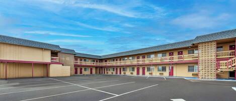 Ein Motel mit Innenhof und mehreren Balkonen.