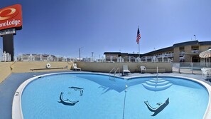 Una piscina al aire libre de temporada