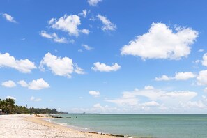 Gần bãi biển 