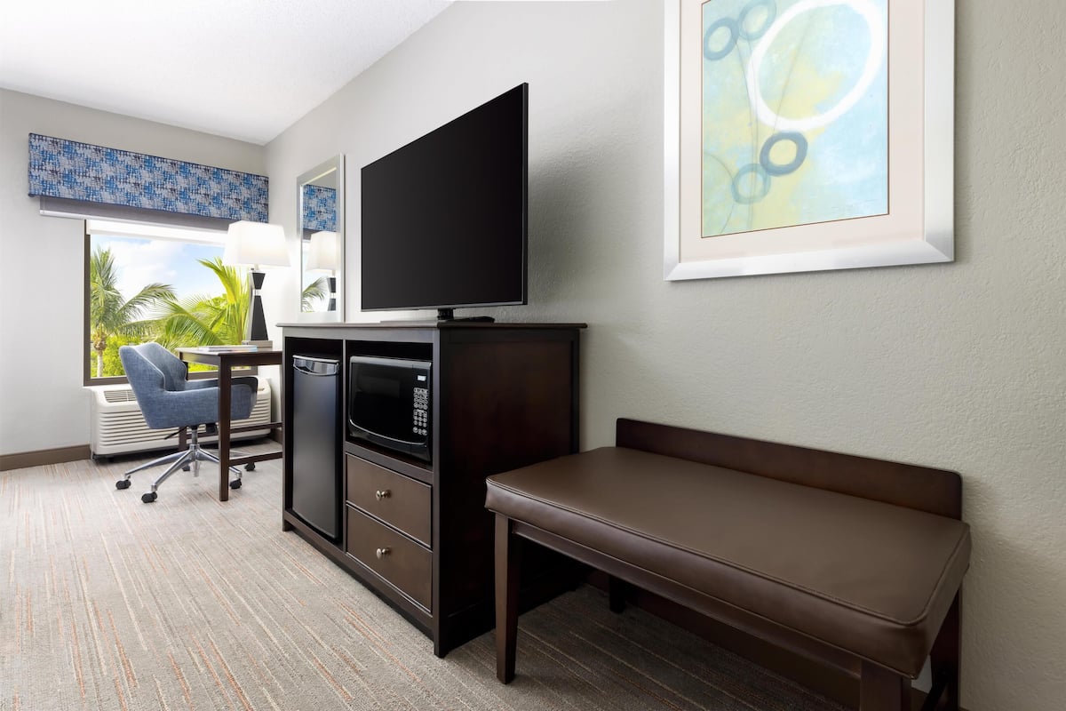 Safe på rommet, skrivebord og skrivebord for bærbar PC