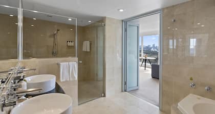 Holiday Inn Sydney Potts Point by IHG
