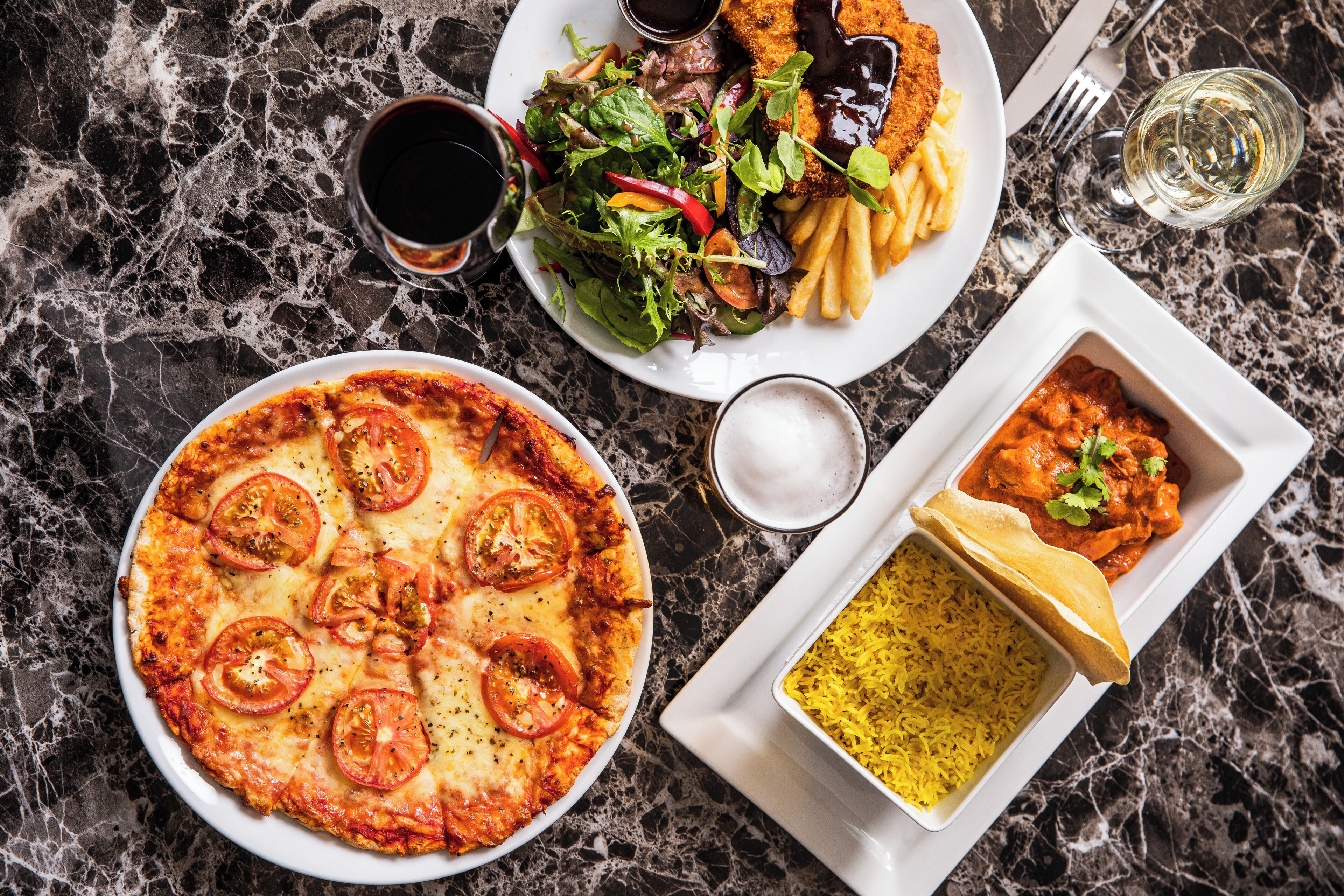 Medelhavsköket och uteservering 