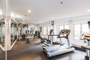 A gym with treadmills, weight machines, and mirrors. - Holiday Inn Sydney Potts Point by IHG (Potts Point)