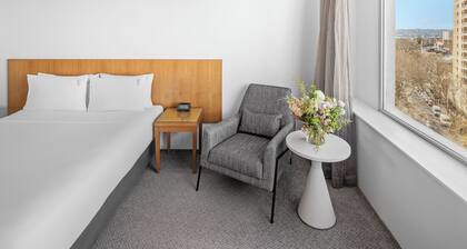 Holiday Inn Sydney Potts Point by IHG
