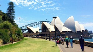 A view of the Sydney Opera House with the Sydney Harbour Bridge in the background. - Holiday Inn Sydney Potts Point by IHG (Potts Point)