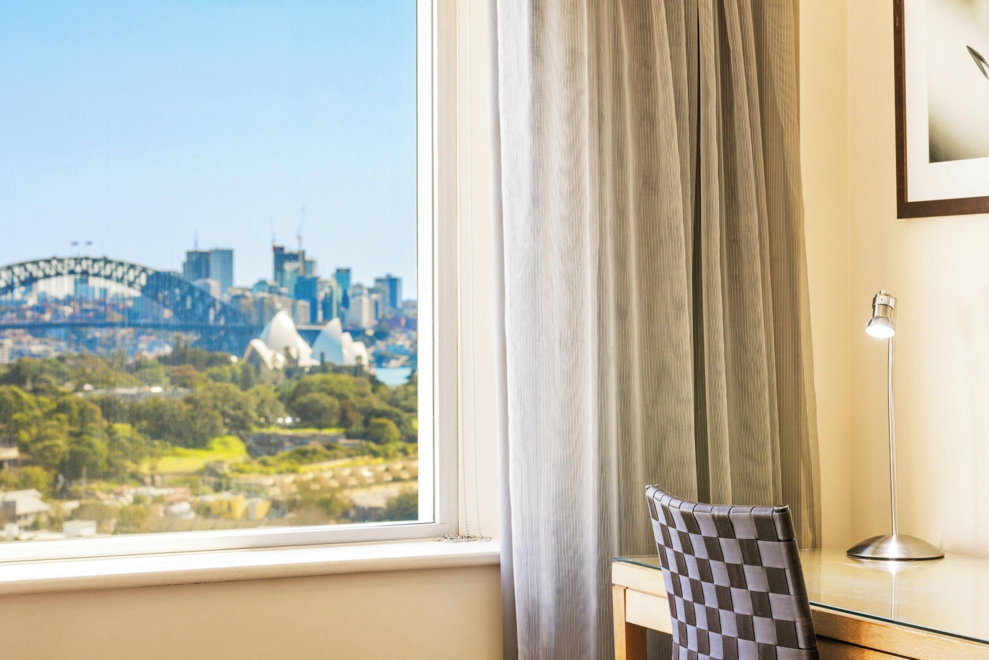 Ein Zimmer mit Blick auf eine Stadtlandschaft, darunter eine Brücke und Gebäude.