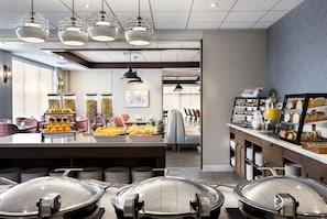 Desayuno buffet todos los días (CAD 40 por persona)