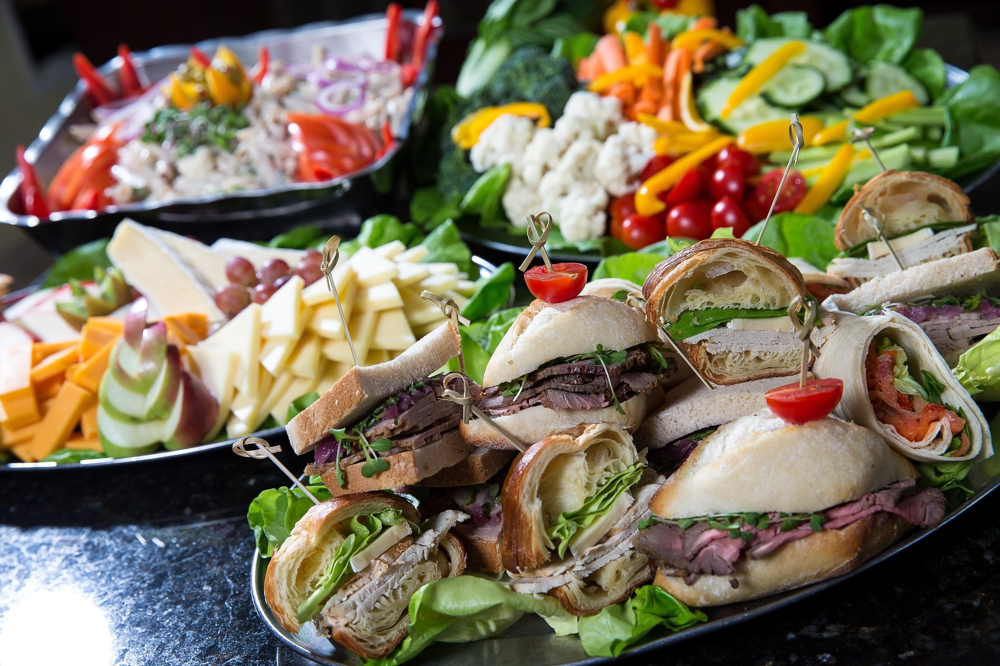 Una variedad de sándwiches y ensaladas en un plato.