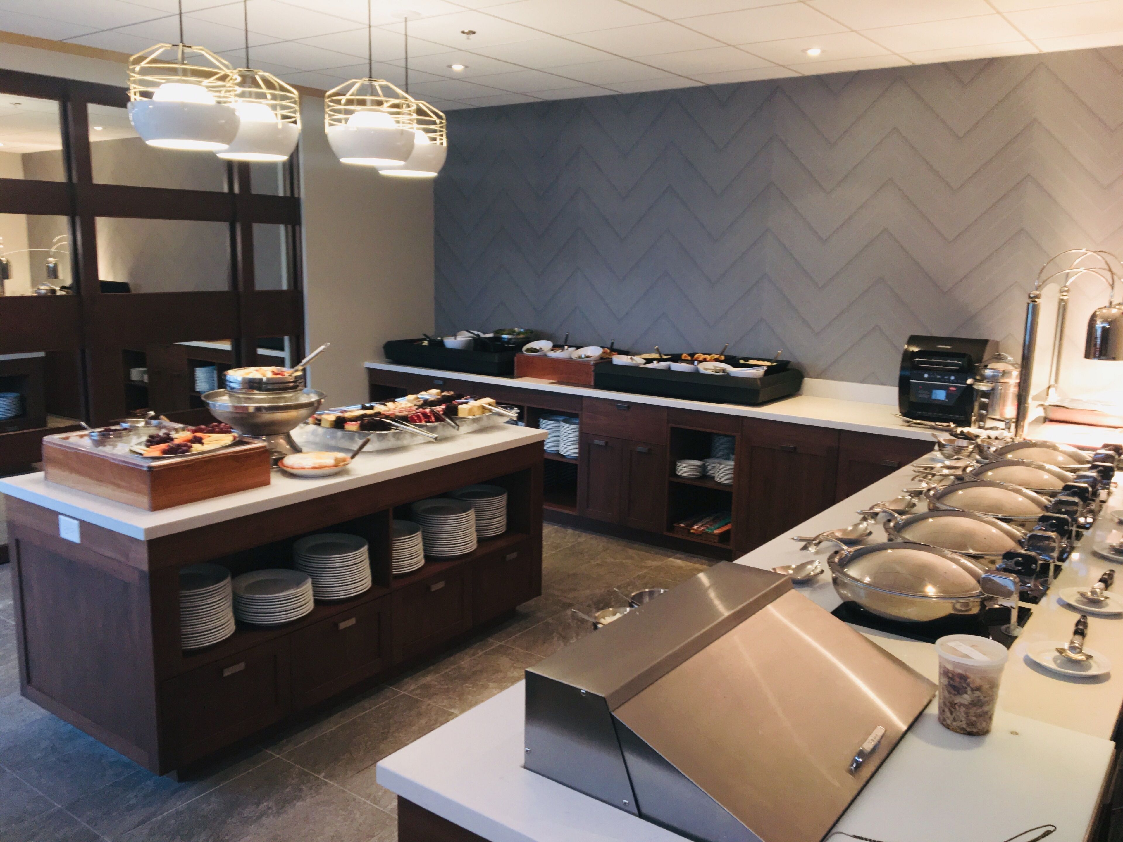 每日供应自助式早餐（每人 CAD 40）