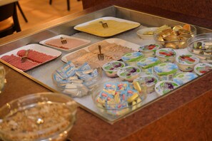 Free daily continental breakfast - Best Western Dam Square Inn (Amsterdam)