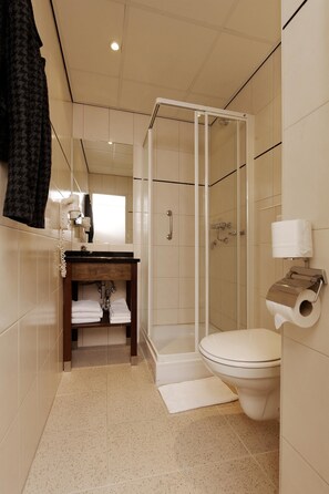 Douche, séchoir à cheveux, serviettes fournies