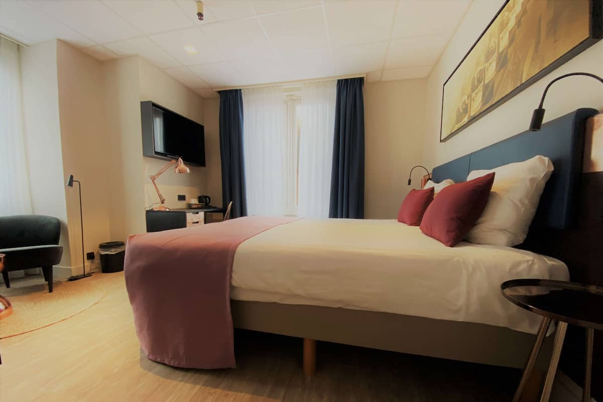 Quarto standard, 1 cama de casal, para não fumantes | Cofres nos quartos, escrivaninha, berços grátis