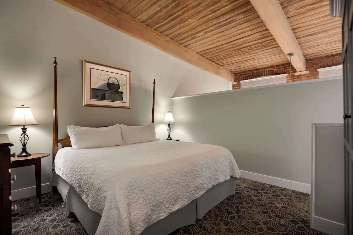 Studio Suite, 1 King Bed, Non Smoking, Kitchenette