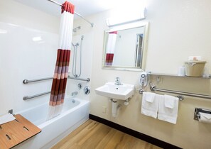 Ensemble baignoire-douche, serviettes fournies