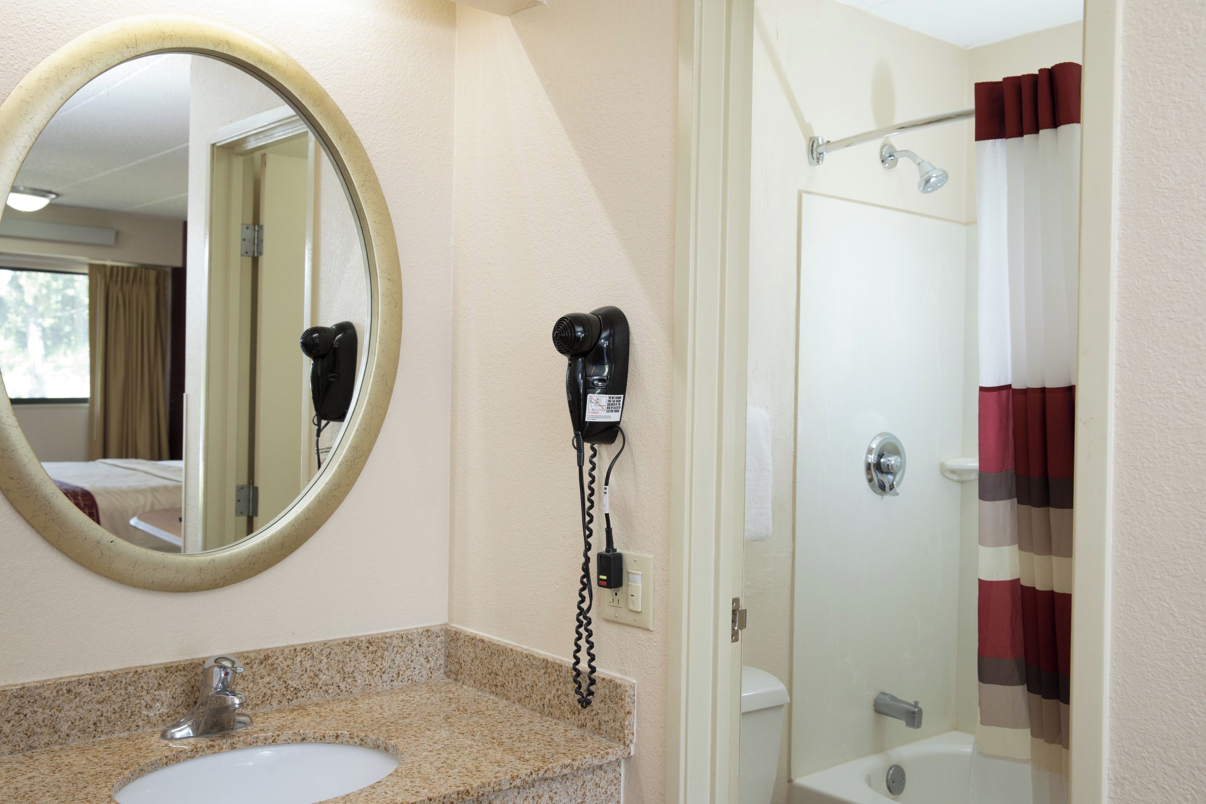 Combined shower/tub, towels