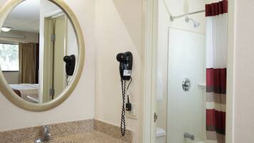 Combined shower/tub, towels