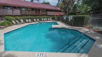 Piscine extérieure (ouverte en saison), parasols de plage
